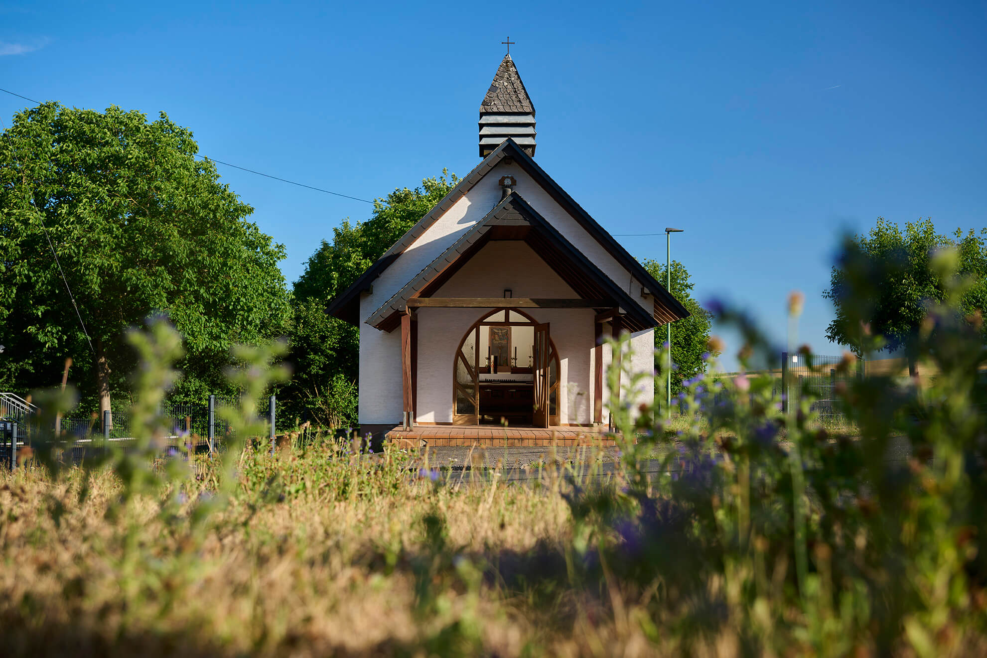 Kleine Kapelle mit offenem Eingang in ländlicher Umgebung bei Strohn in der Vulkaneifel