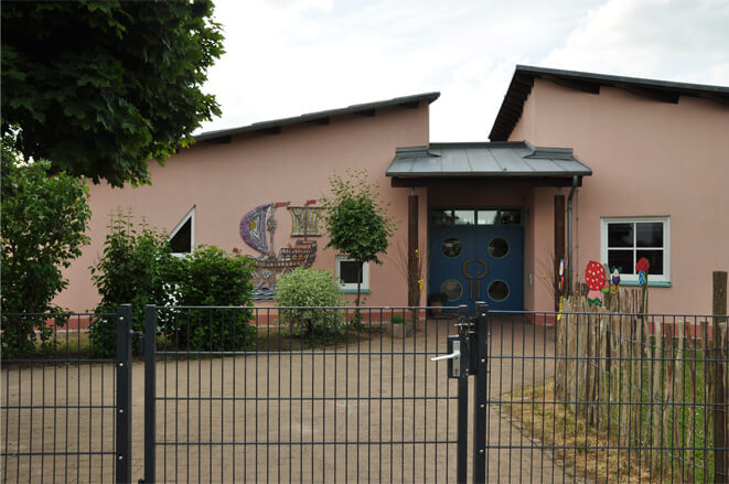 Gebäude des Kindergartens in Strohn mit Außengelände