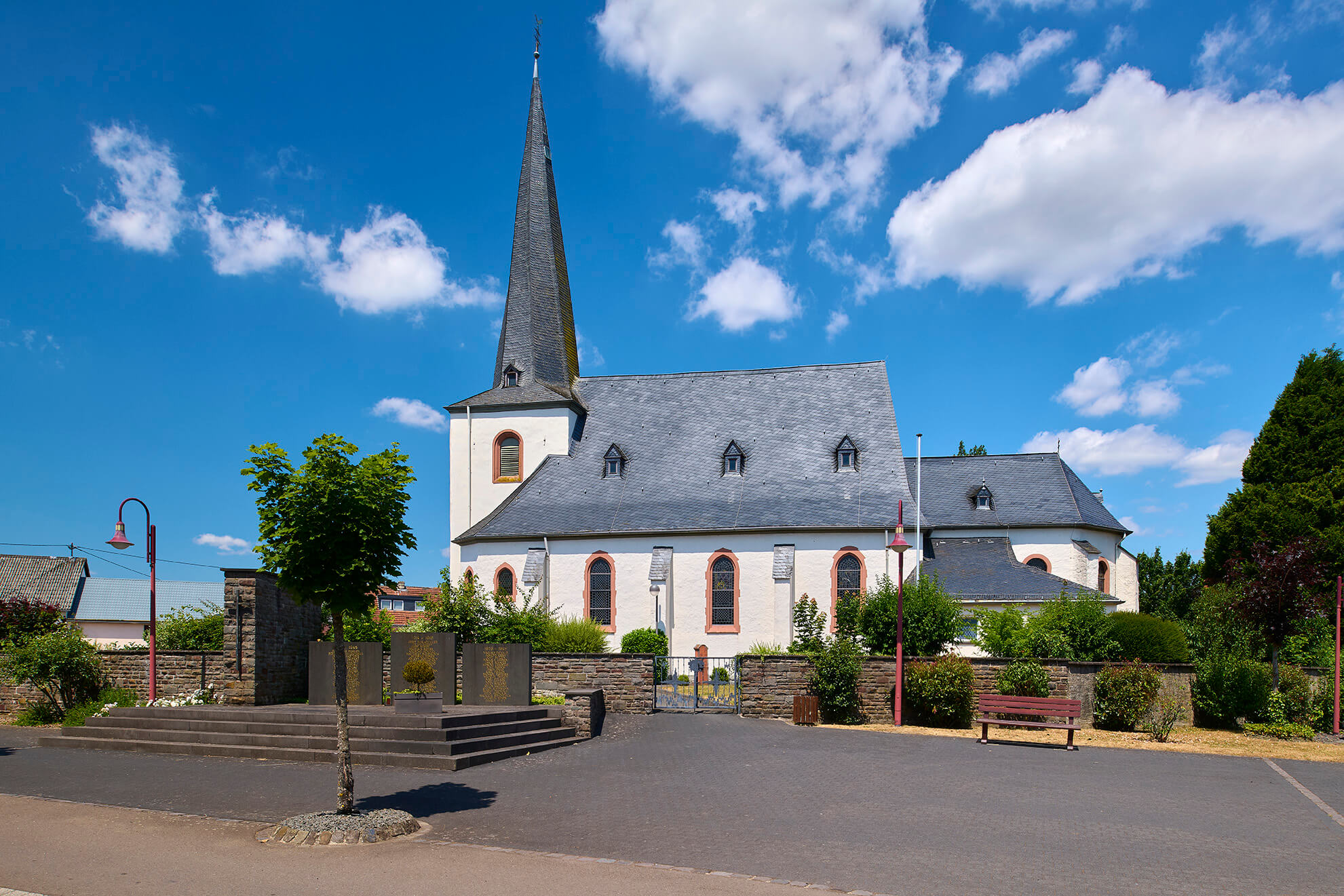 Kirche im Ortskern der Gemeinde Strohn in der Vulkaneifel