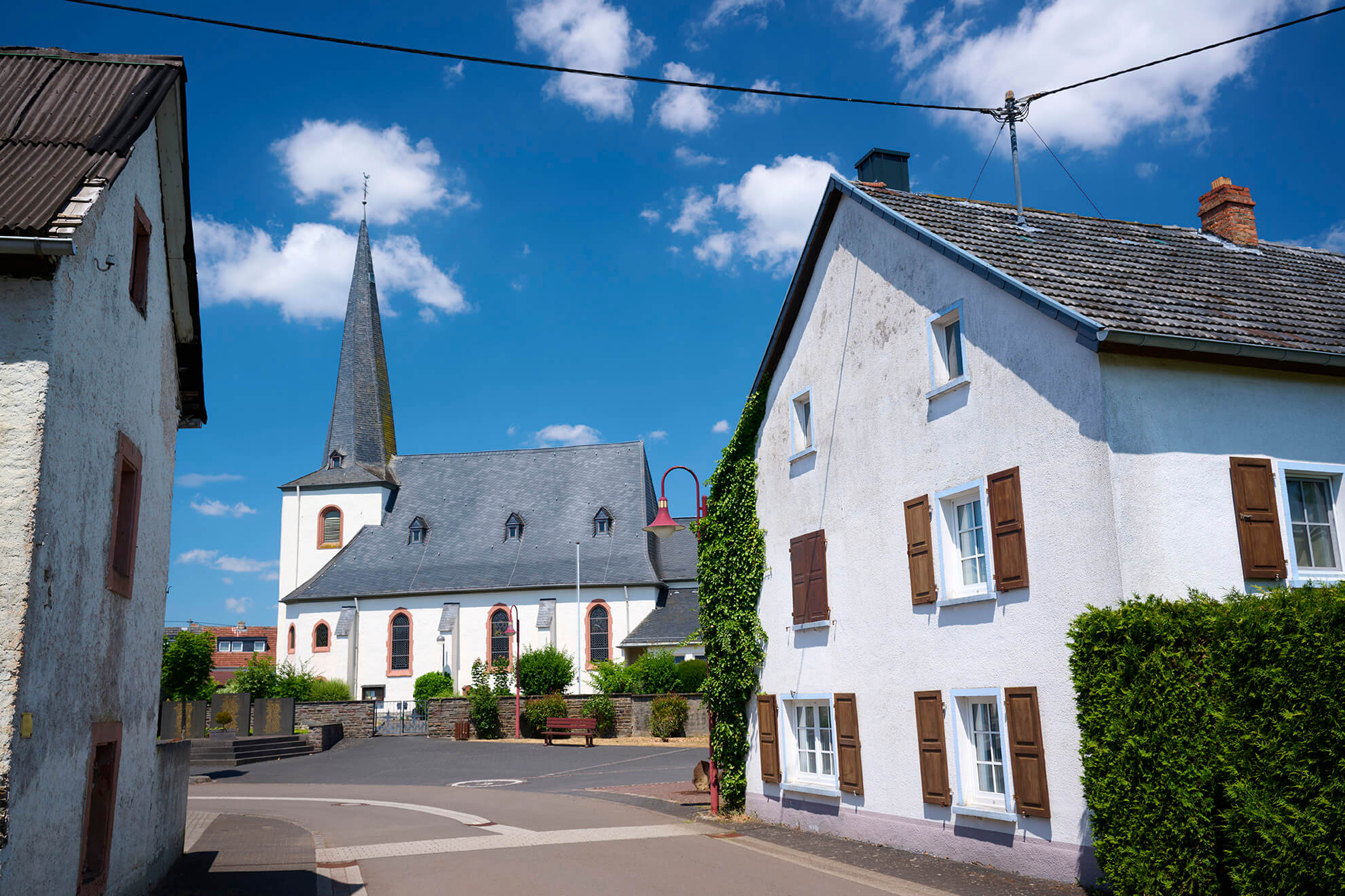 Kirche im Ortskern von Strohn in der Vulkaneifel