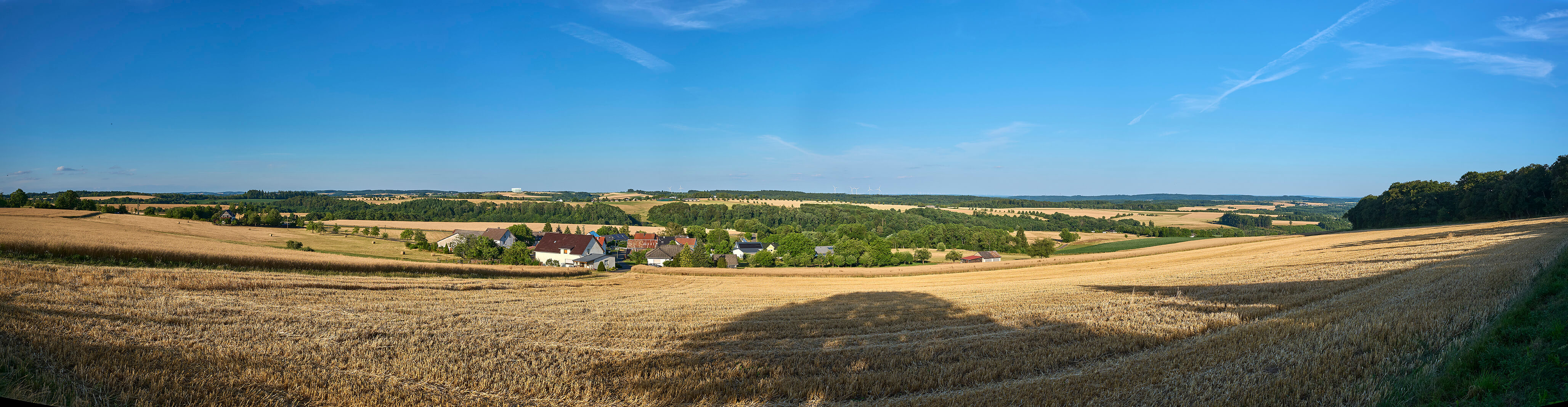 Weite Felder und Landschaft rund um Strohn in der Vulkaneifel