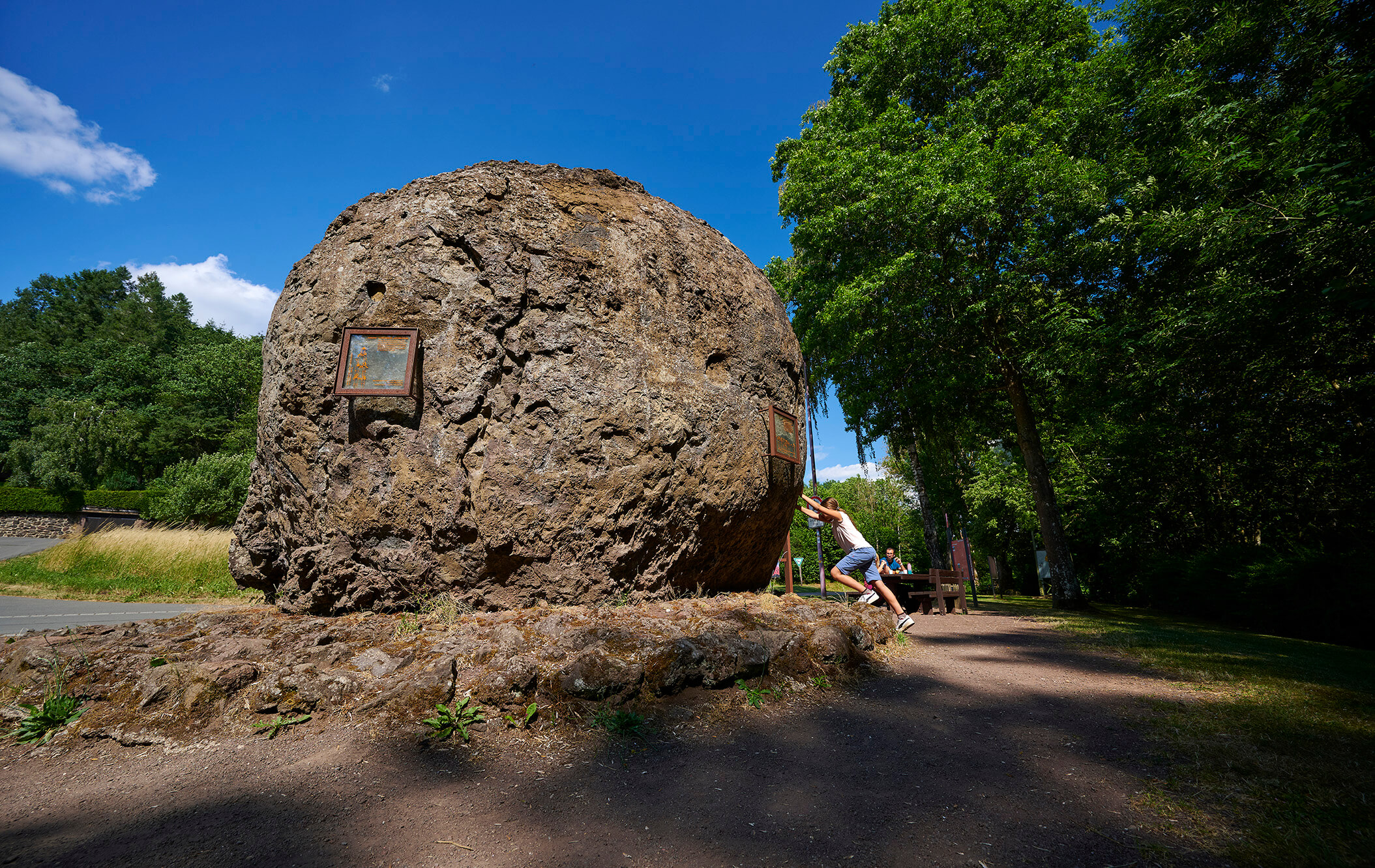 Große Lavabombe von Strohn als geologische Sehenswürdigkeit in der Vulkaneifel