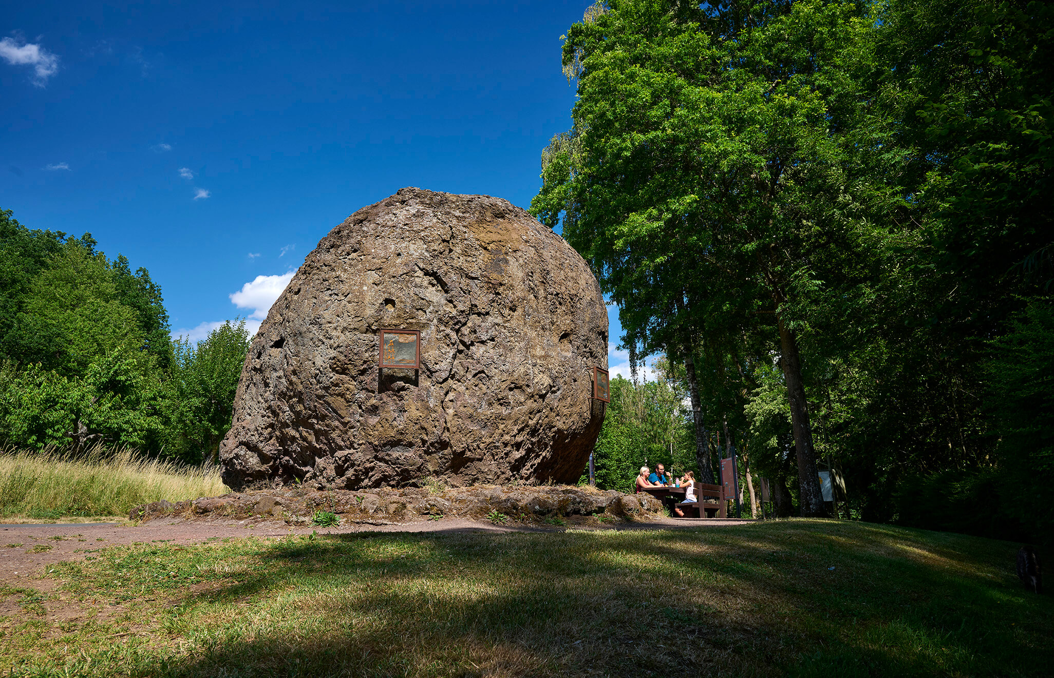 Große Lavabombe in Strohn als Zeugnis der vulkanischen Vergangenheit der Vulkaneifel