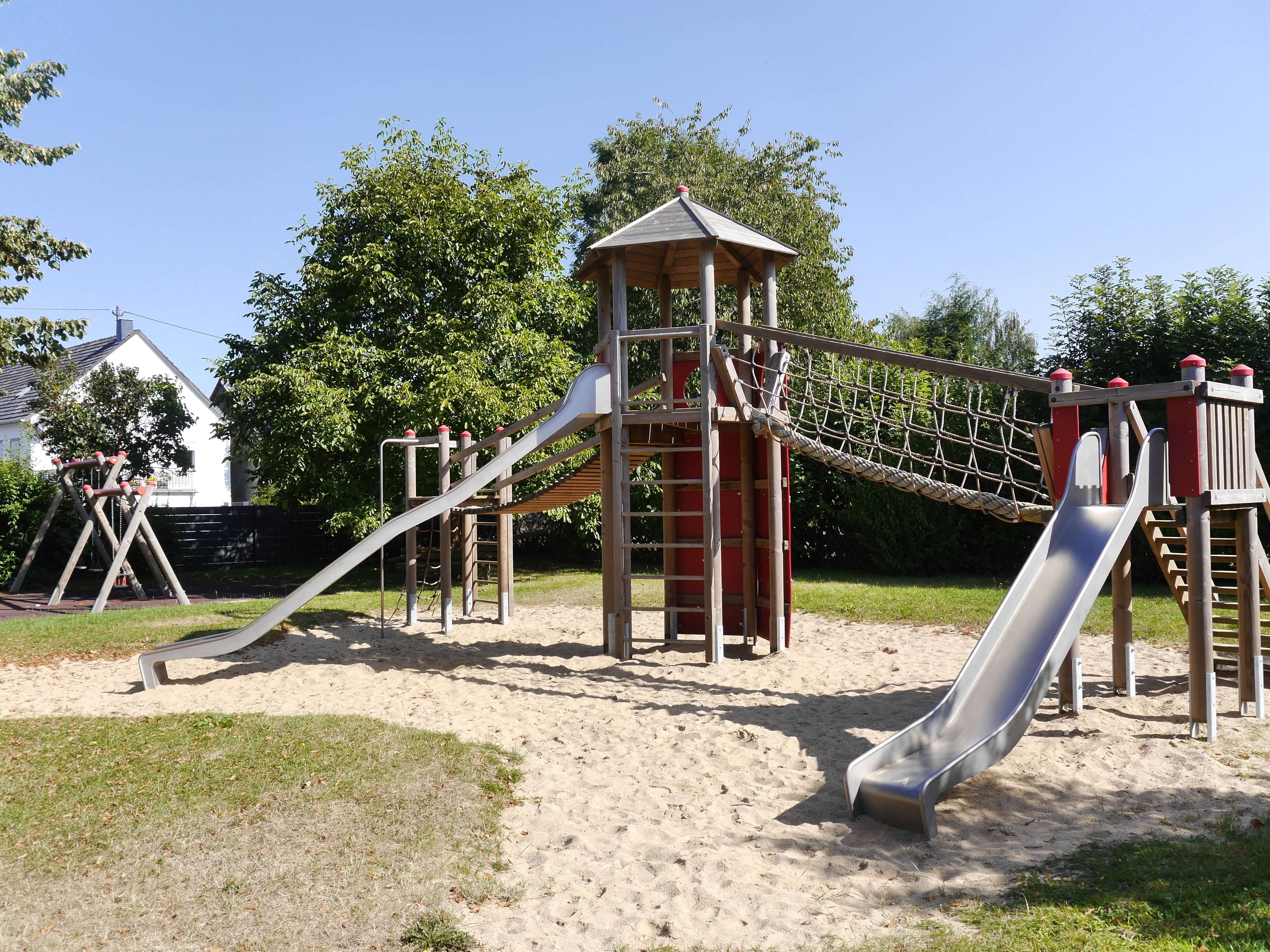 roßer Kletterturm mit Rutschen und Seilbrücke auf dem Spielplatz Auf dem Äcker in Strohn