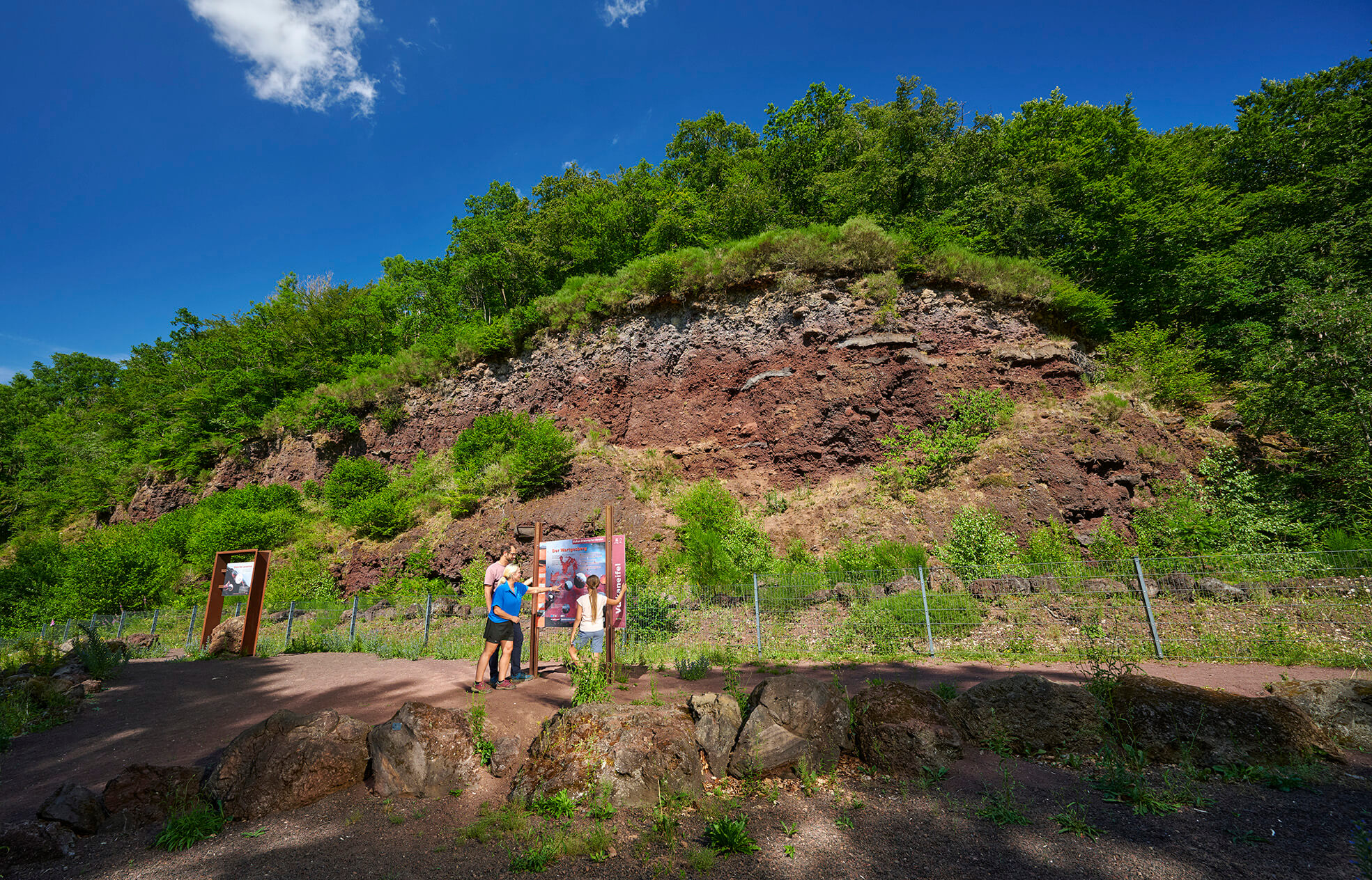 Vulkanische Gesteinsschichten mit Informationstafeln bei Strohn in der Vulkaneifel