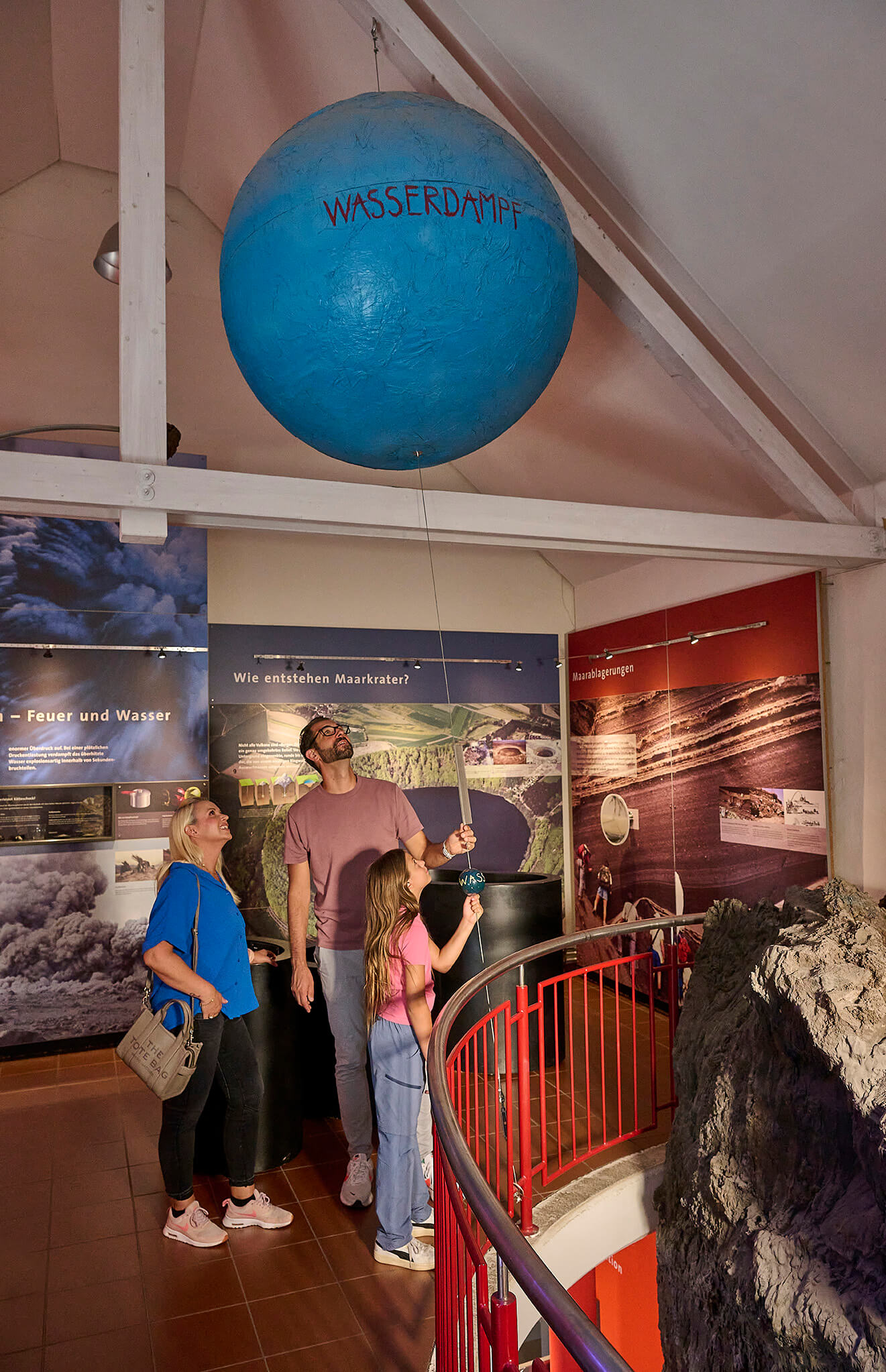 Familie erkundet die interaktive Ausstellung zur Entstehung der Maare im Vulkanhaus Strohn