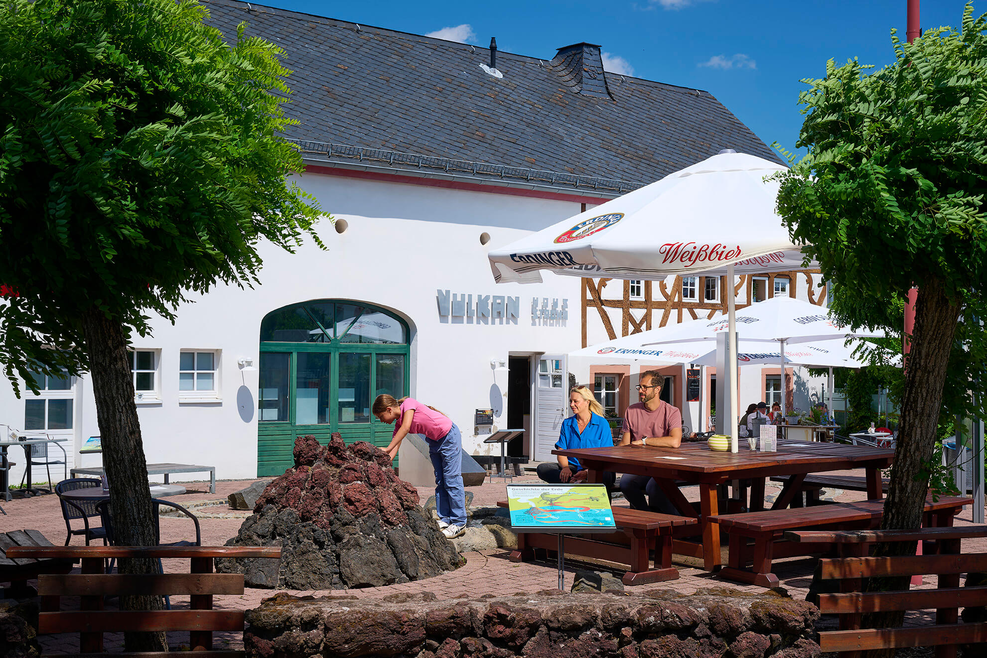 Vulkanhaus Strohn mit Außengelände und vulkanischem Gestein